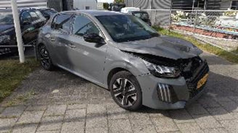 Peugeot 208 con golpe en el frontal derecho, recién recibido en el taller